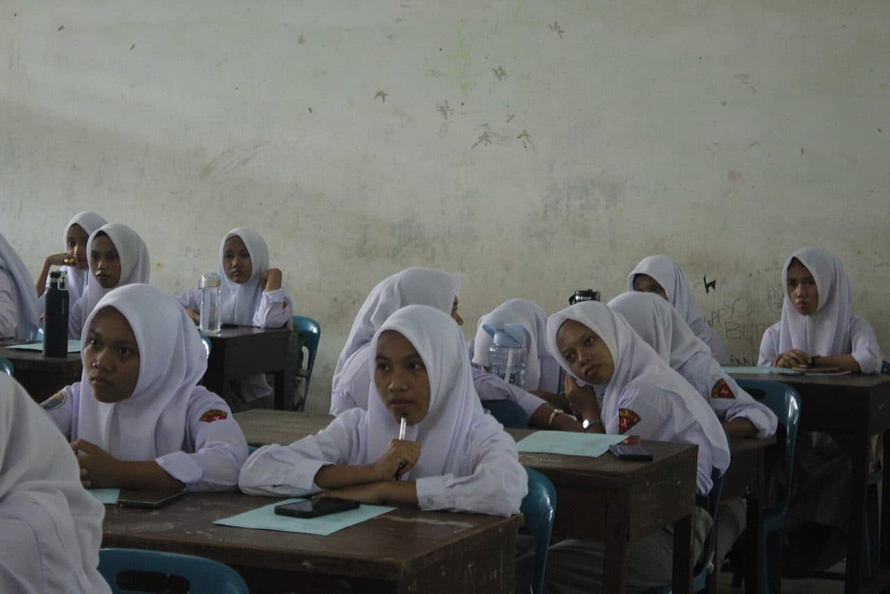 Siswa SMA berseragam putih mengikuti kegiatan belajar mengajar di dalam kelas